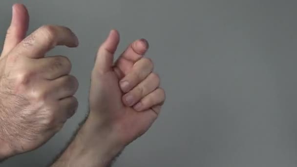 Mann zeigt Waffen mit den Fingern - Filmmaterial, Video