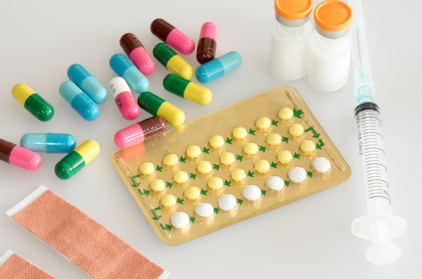 Antibabypille und andere Tabletten auf weißem Hintergrund - Foto, Bild