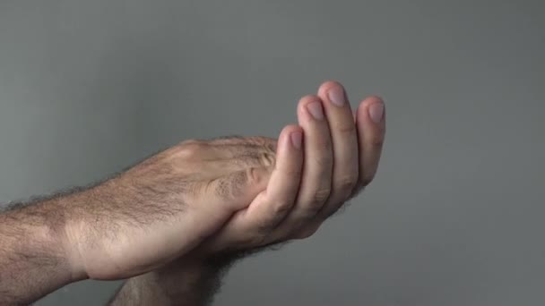 Ember kezében taps egy szürke háttér - Felvétel, videó