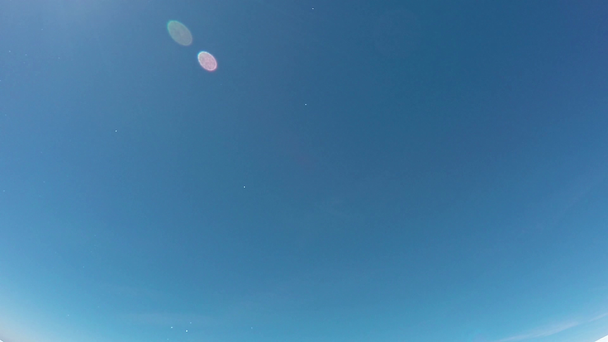 Snowboarder springt gegen blauen Himmel - Filmmaterial, Video