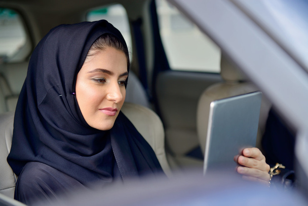 Emarati-Arabische zakenvrouw in de auto - Foto, afbeelding