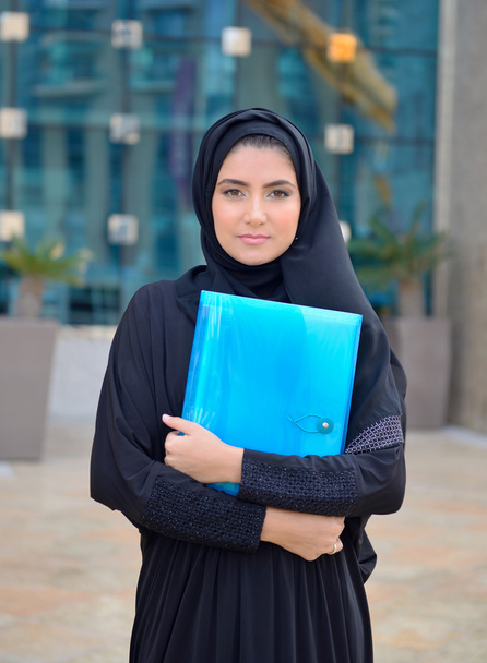 emarati arabische Geschäftsfrau außerhalb des Büros - Foto, Bild