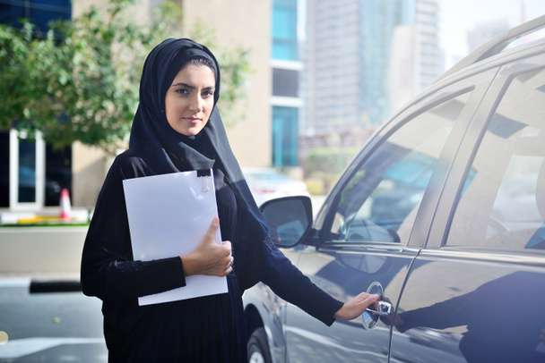 Γυναίκα σε εργασία Αραβικά Emarati να πάρει μέσα στο αυτοκίνητο - Φωτογραφία, εικόνα