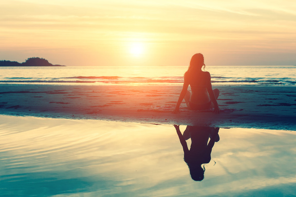 mujer sentada en la playa - Foto, imagen