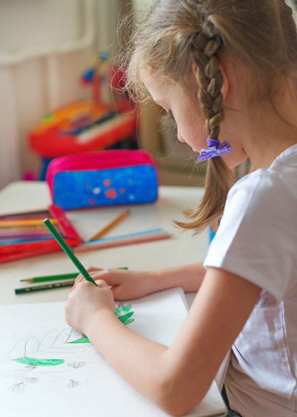 kleines Mädchen zeichnet zu Hause mit Bleistift. - Foto, Bild
