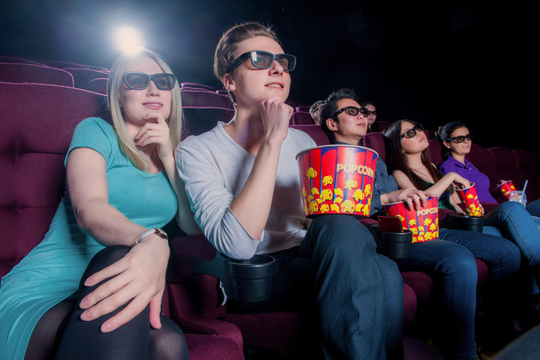 Pessoas no cinema usando óculos 3d
 - Foto, Imagem