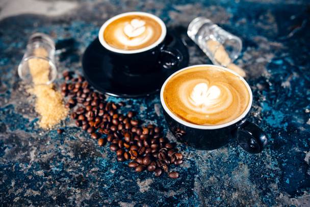 dwie filiżanki kawy latte art. Nalewania kawy Barista - Zdjęcie, obraz
