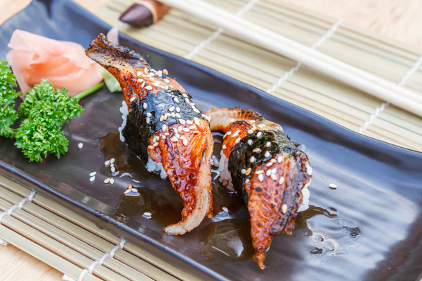 unagi Sushi auf Holztisch - Foto, Bild