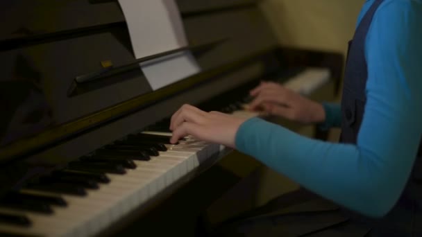 Pianospeler. Jong meisje speelt Piano. - Video