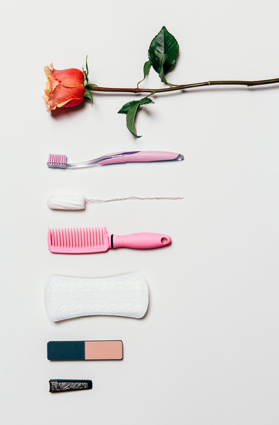 Feminino higiene íntima definido sobre fundo branco
 - Foto, Imagem