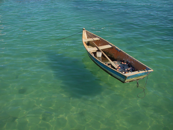 水に浮かぶ小さな行ボート - 写真・画像