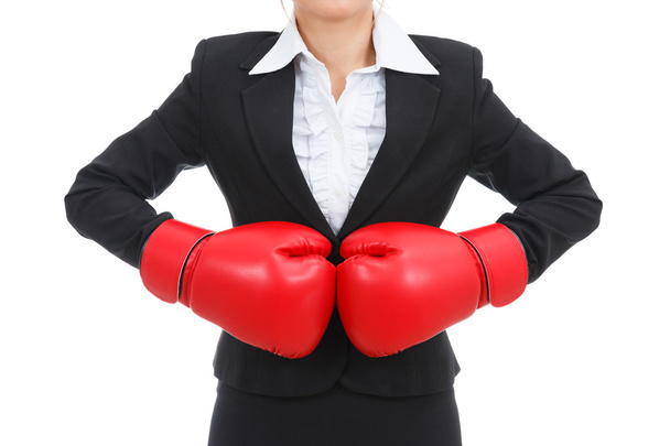 Mujer de negocios asiática con guantes de boxeo aislados en blanco backgr
 - Foto, imagen