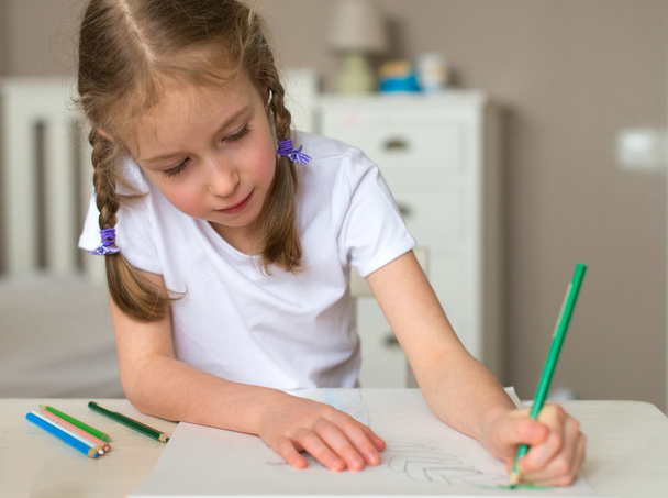 klein meisje tekenen met potlood thuis. - Foto, afbeelding