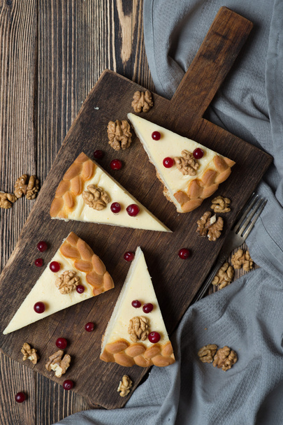 Cheesecake slice on cutting board - Foto, Imagem