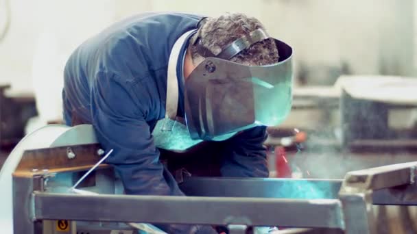 Soldadura del trabajador del metal en fábrica
 - Imágenes, Vídeo