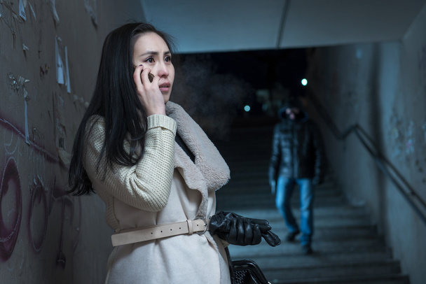 Mladá žena podél v noci v nebezpečí - Fotografie, Obrázek