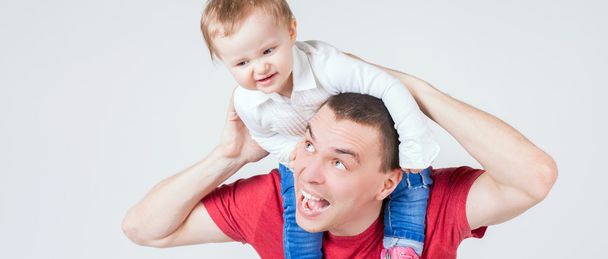Щасливий батько тримає дитину на білому тлі
 - Фото, зображення