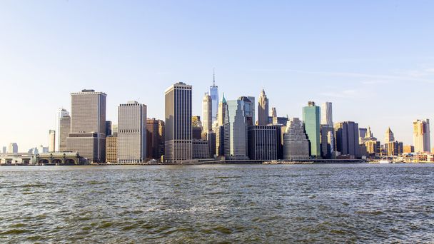 НЬЮ-ЙОРК, США, 7 марта 2016 года. Небоскрёбы на Манхэттене. Панорама города с моря
 - Фото, изображение