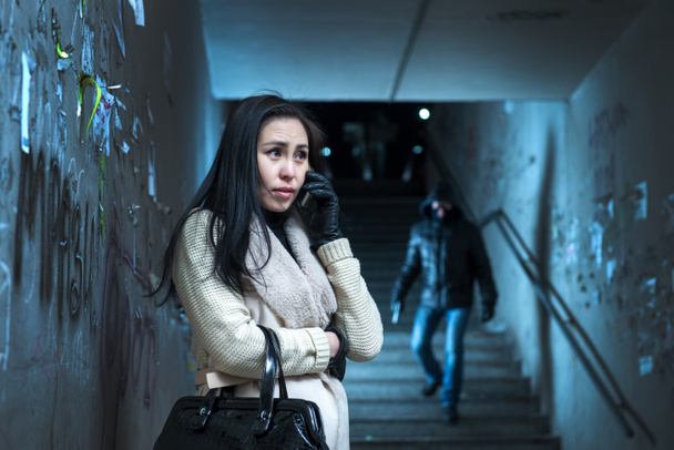 Jonge vrouw langs bij nacht op een gevaar - Foto, afbeelding