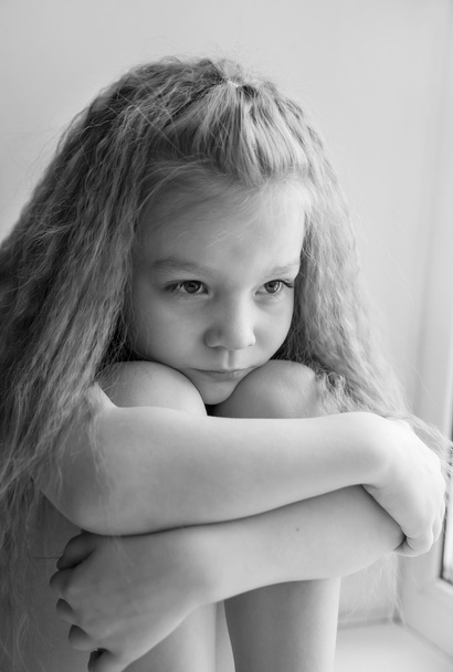 Portrait of a little girl who is sad black and white photo - Fotó, kép