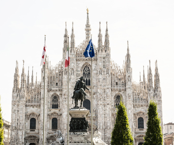 Catedral de Milão (Duomo di Milano) com estátua de Vittorio Emanue
 - Foto, Imagem