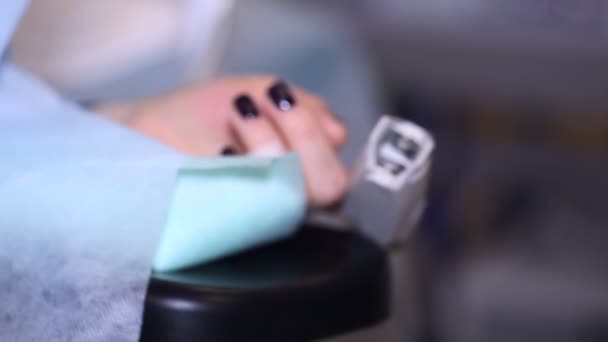 Mano femenina sobre la mesa quirúrgica
 - Metraje, vídeo