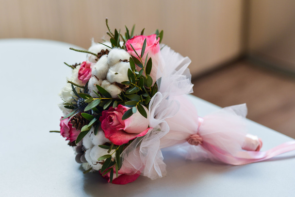 букет нареченої з червоними квітами
 - Фото, зображення