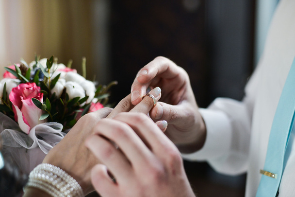  snubní prsten na ruce žena - Fotografie, Obrázek