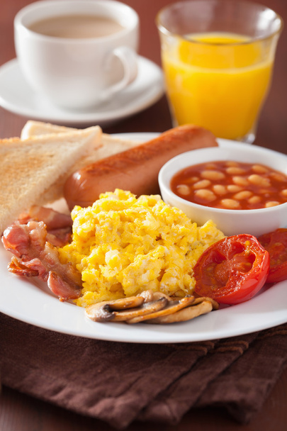 pequeno-almoço inglês completo com ovos mexidos, bacon, salsicha, feijão
 - Foto, Imagem