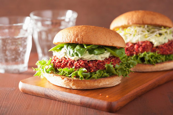Gemüse-Rüben-Quinoa-Burger mit Avocado-Dressing - Foto, Bild