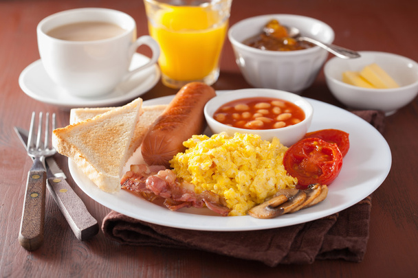 compleet Engels ontbijt met roerei, spek, worst, bean - Foto, afbeelding