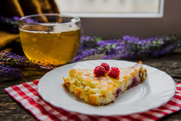 νόστιμη πίτα με τυρί cottage με βατόμουρο - Φωτογραφία, εικόνα