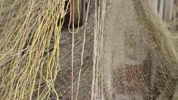 Tuulessa kuivuvat kalaverkot
 - Materiaali, video