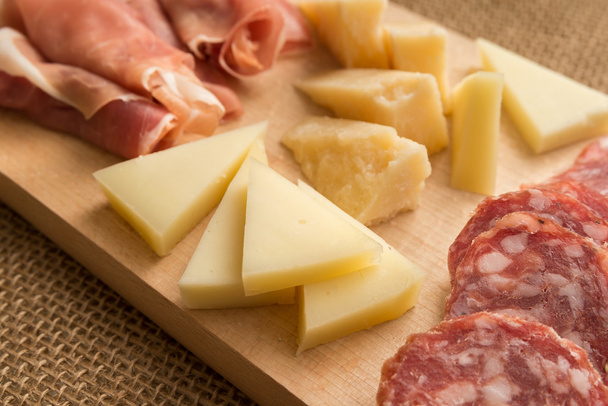 Platter of cured meats and cheeses - Фото, изображение