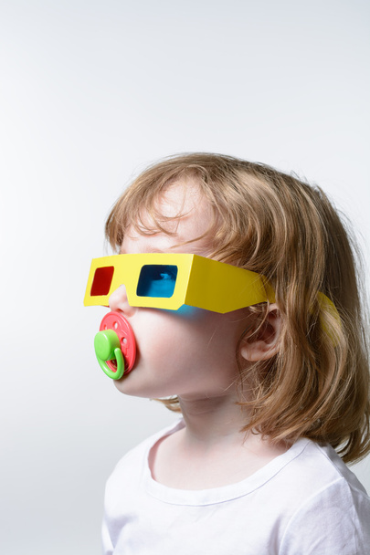 Kind in 3D-Brille - Foto, Bild