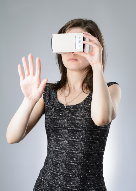 仮想現実にメガネを演奏若い女性 - 写真・画像