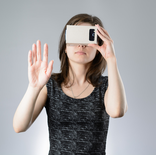 Jeune femme jouant une réalité virtuelle lunettes
 - Photo, image