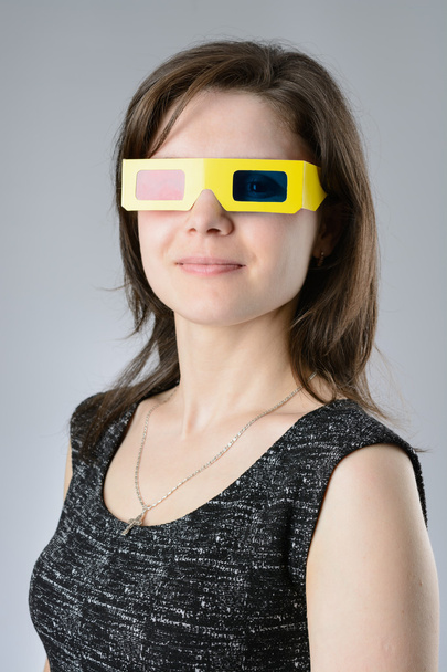 Vestido negro mujer en gafas 3d
 - Foto, imagen