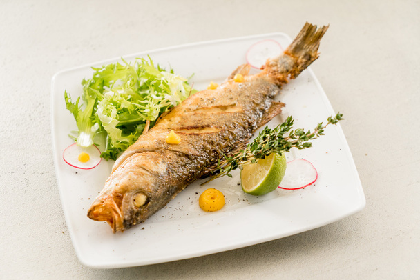 fried fish on plate - Foto, Bild