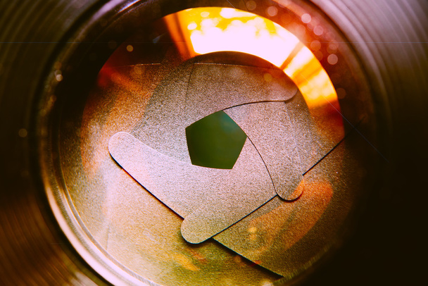 El diafragma de la abertura de la lente con destello. Enfoque selectivo con
  - Foto, imagen