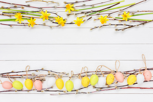 Fundo de Páscoa com ovos de Páscoa decorativos, ramo de salgueiro e narciso. Espaço de cópia
 - Foto, Imagem