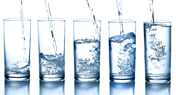 Налив води у скляних колекції ізольовані - Фото, зображення