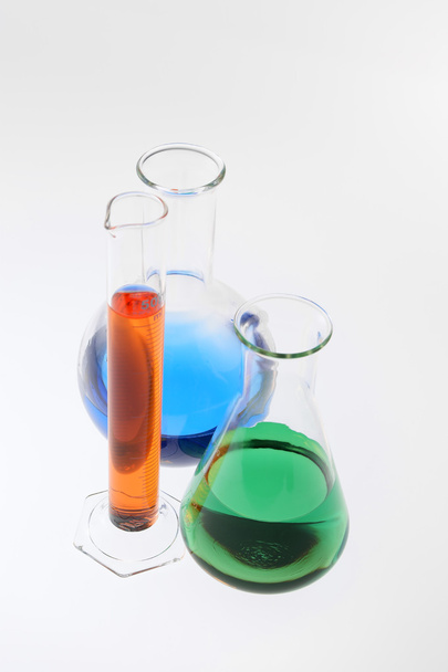 verschiedene Laborgläser mit mehrfarbiger Flüssigkeit - Foto, Bild