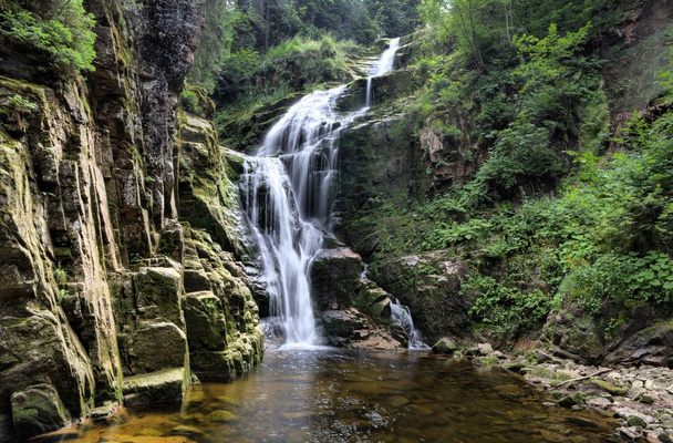 Cachoeira Kamienczyk nas montanhas, Karkonosze, Montanhas gigantes
 - Foto, Imagem