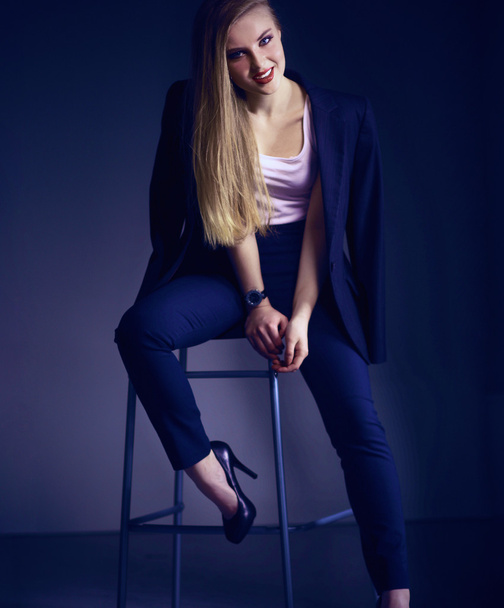 Young woman sitting on a chair - Foto, afbeelding