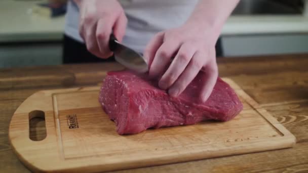 木製キッチン ボード上の肉を切る. - 映像、動画