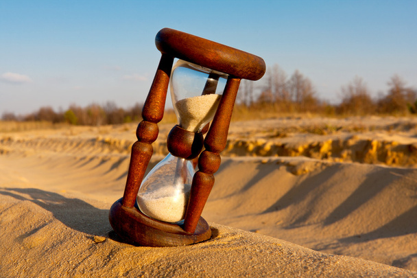 Песочные часы в пустыне
 - Фото, изображение