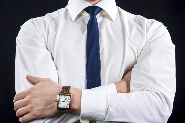 Empresario con camisa blanca cruzando los brazos en el pecho
 - Foto, Imagen