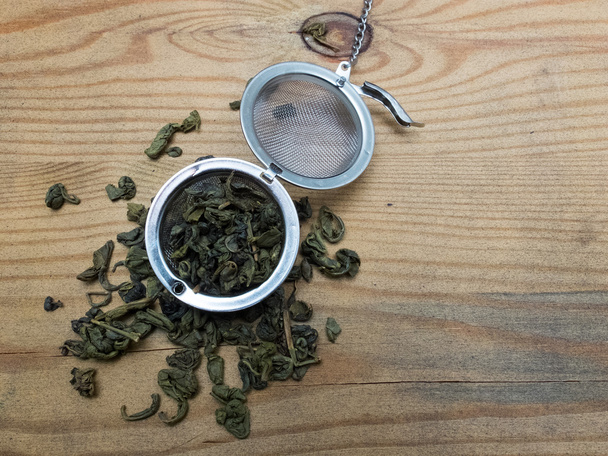 Folhas de chá secas e filtro de chá
 - Foto, Imagem