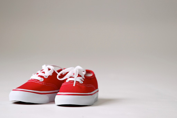 Une paire de chaussures rouges pour enfants
 - Photo, image